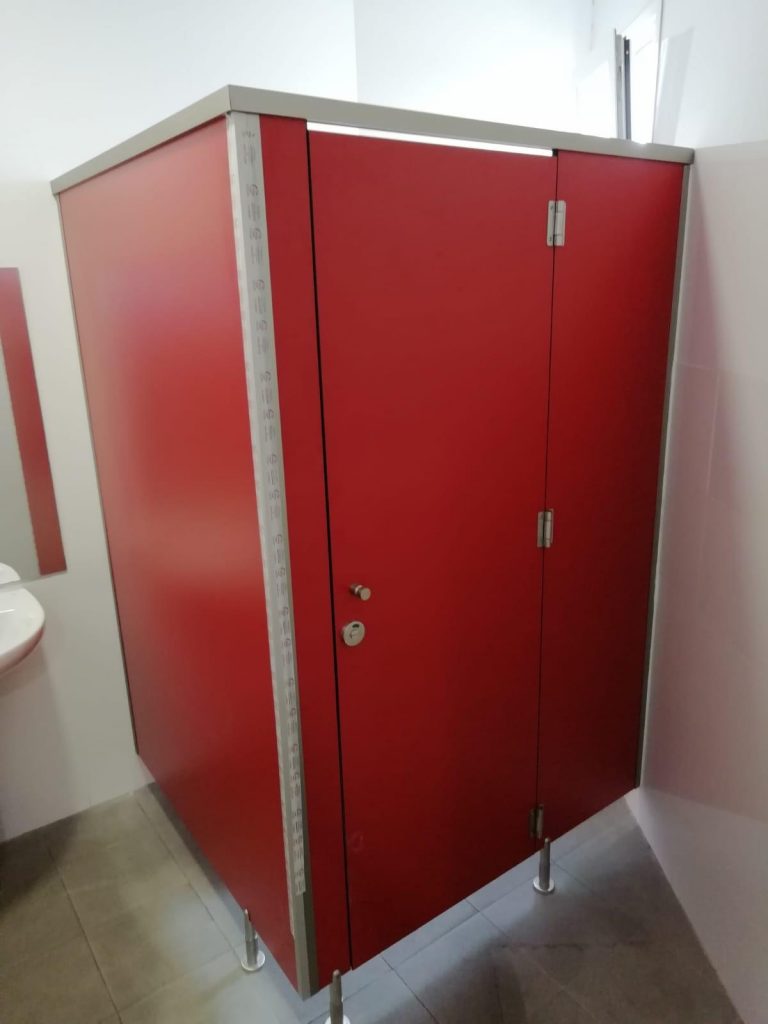 cabina sanitarias fenólica instalada en Ávila