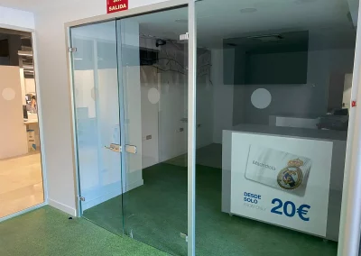 mampara divisoria de vidrio en Madrid